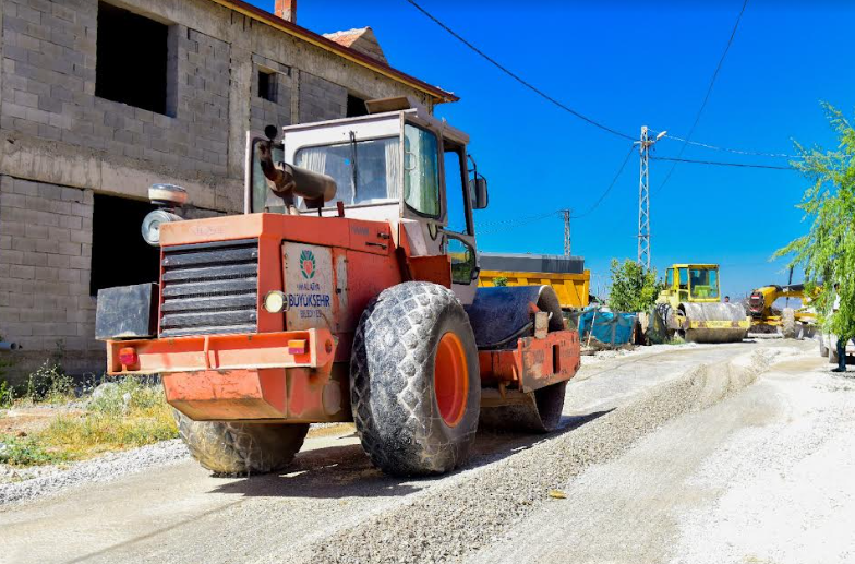 Büyükşehir Belediyesi Yol Çalışmalarını Sürdürüyor