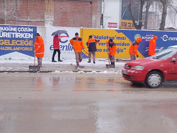 Büyükşehir Belediyesinden Yoğun Kar Mesaisi