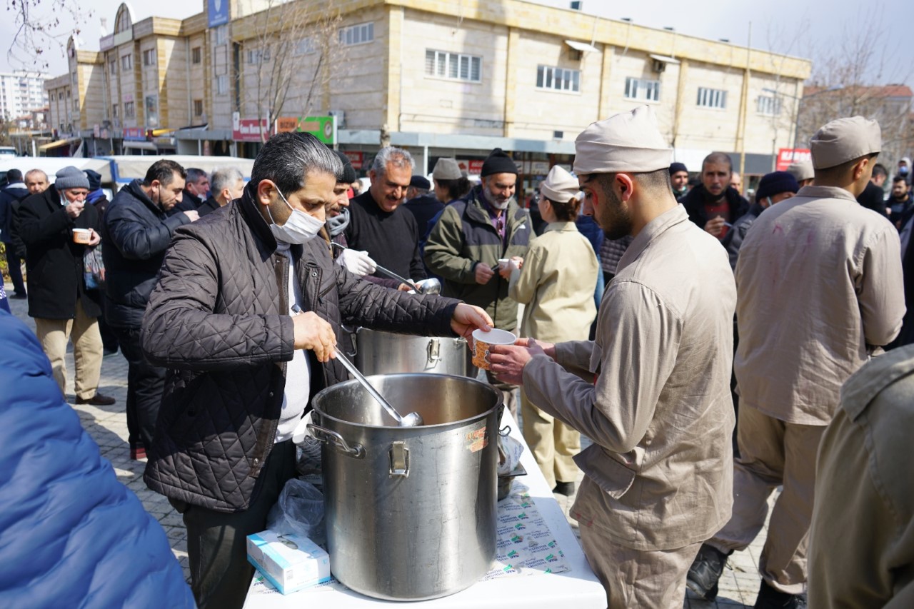 Çanakkale Zaferinin 107. Yılı Anısına Hoşaf ve Arpa Ekmek Dağıttı