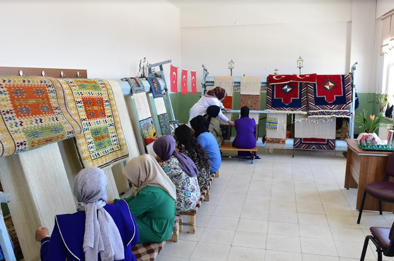 Halı Dokuma Kursu Meslek Edindiriyor