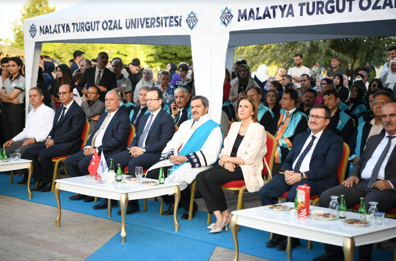 Turgut Özal Üniversitesi’nde Mezuniyet Heyecanı