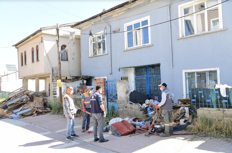 Yeşilyurt Belediyesi Çöp Evi Temizleyip, Dezenfekte Etti